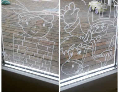 Tekenen op het raam met een krijtstift