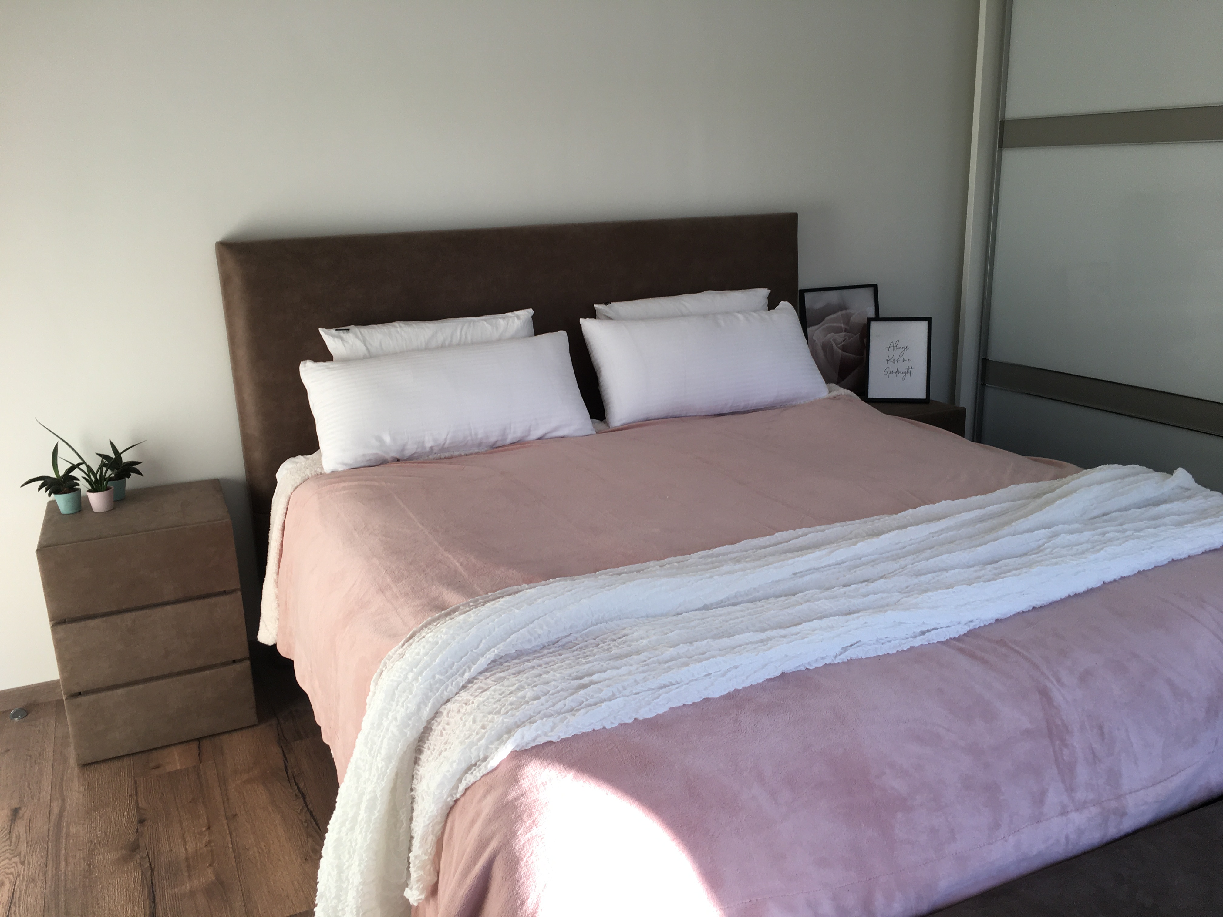 Roze plaid voor het bed