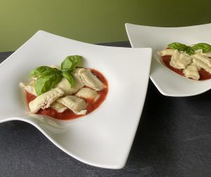 Vegetarische ravioli met zongedroogde tomaten, mozzarella en basilicum