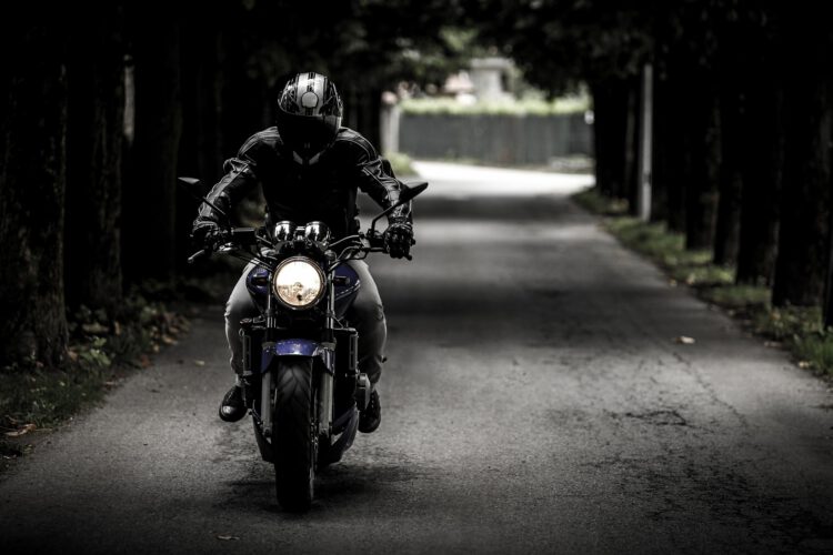 Motorkleding en helmen geschikt voor barre weertypen.