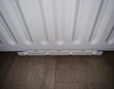 Ventilator onder de radiator geïnstalleerd voor besparing op kosten verwarming.