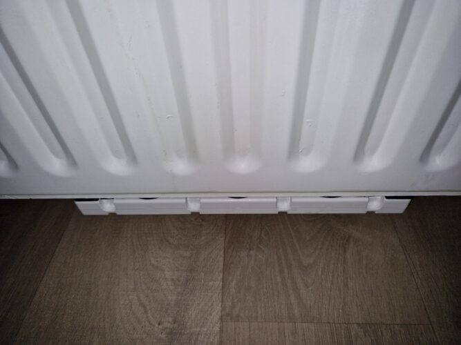 Ventilator onder de radiator geïnstalleerd voor besparing op kosten verwarming.