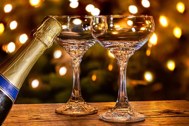 Champagne serveren in coupe glazen.