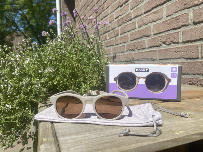 Met de Dooky zonnebrillen bescherm jij de ogen van je kindje.