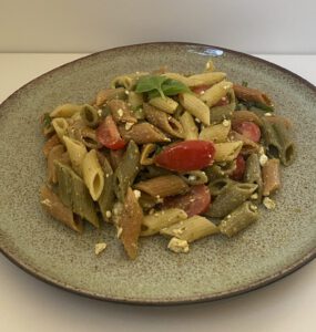 Vegetarische pasta pesto salade.