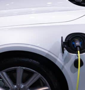 Wat is nu eigenlijk de goedkoopste auto een elektrische of benzine auto.