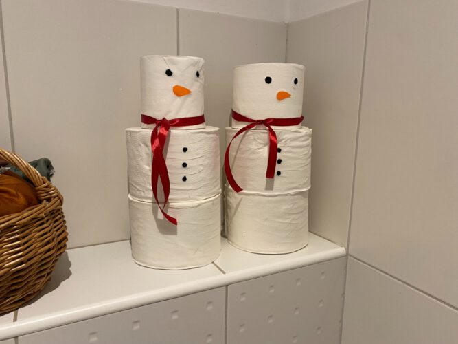 Creëer je eigen toilet-sneeuwman (een winterse DIY).