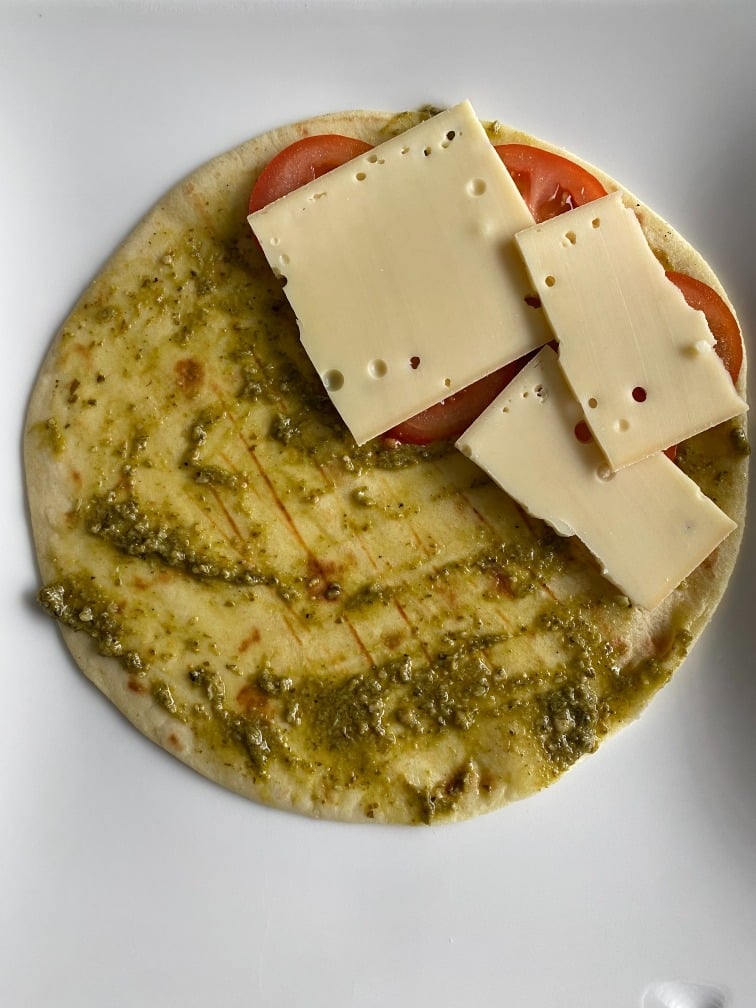 Piadina met tomaat, kaas en pesto voor een smaakvolle pauze.