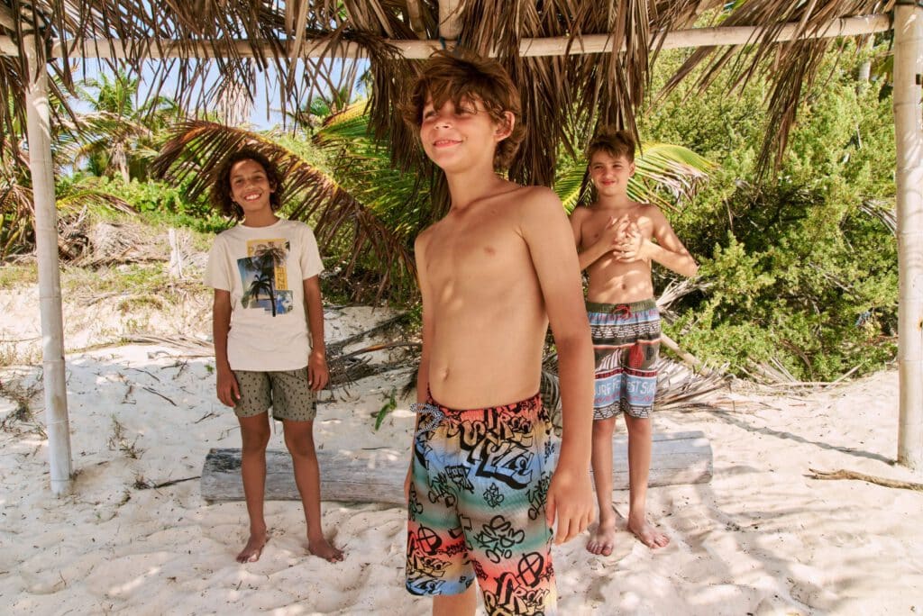 Jongens showen hun Protest zwemkleding op het strand.