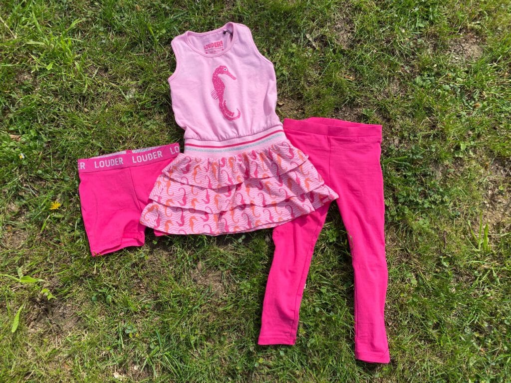 roze jurk met zeepaardje en bijpassende korte en lange legging.