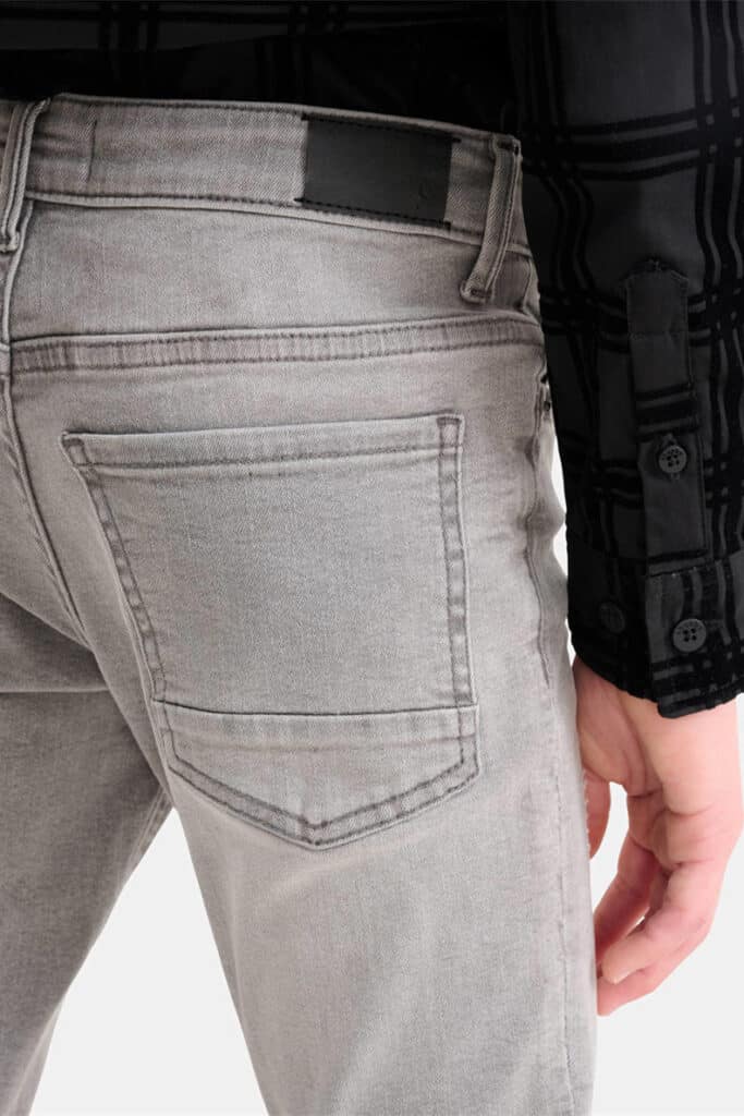 Achterzijde van een spijkerbroek, details is de kont.